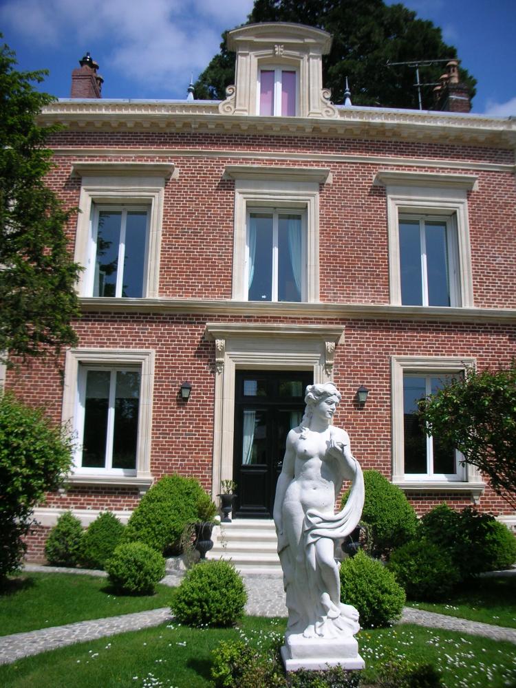 façade statue